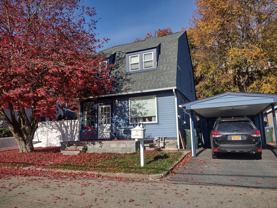 22 Circle Dr in Tuxedo Park, NY - Building Photo