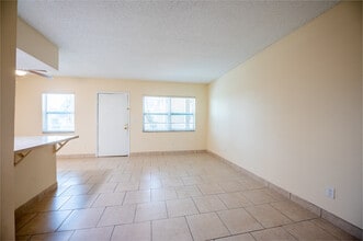 Lakeshore Apartments in St. Petersburg, FL - Building Photo - Interior Photo