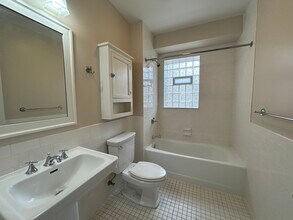 2704 W Ainslie St, Unit 3 in Chicago, IL - Building Photo - Building Photo