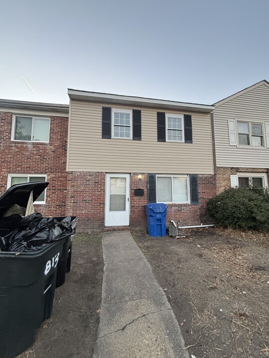 813 S Grosvenor Ct in Virginia Beach, VA - Building Photo