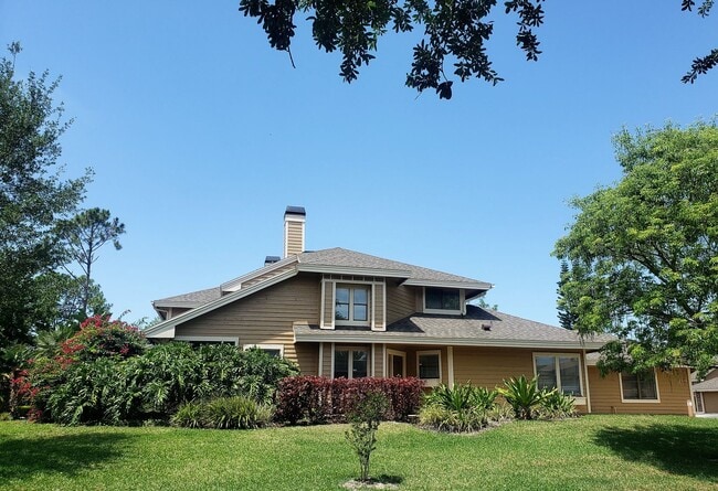 7246 Della Dr
