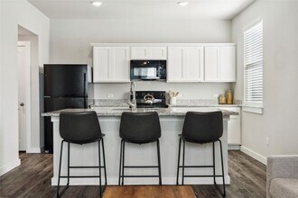 523 Powell Dr in Leander, TX - Foto de edificio - Building Photo