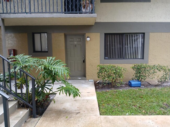 677 Trace Cir, Unit 101 in Deerfield Beach, FL - Building Photo - Building Photo