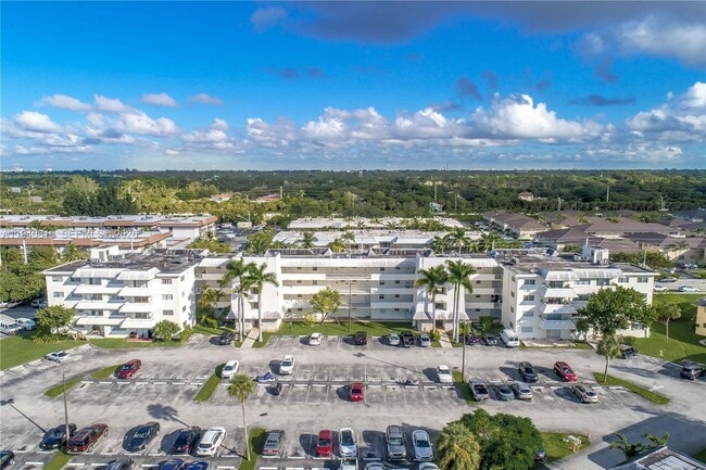 7410 SW 82nd St in Miami, FL - Foto de edificio - Building Photo
