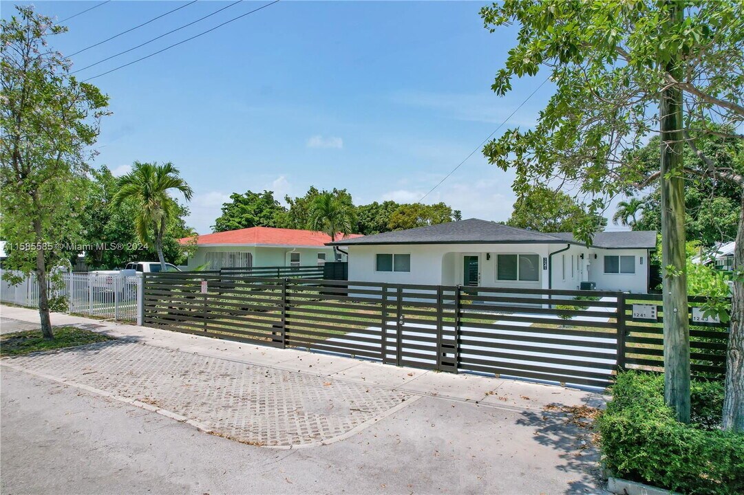 1241 NW 25th St in Miami, FL - Building Photo