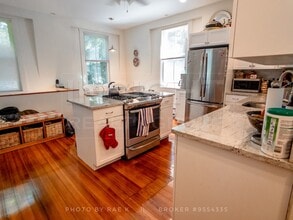 61 Pond St, Unit 1 in Boston, MA - Foto de edificio - Building Photo