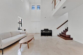 10574 NW 70th Ln in Doral, FL - Building Photo - Building Photo