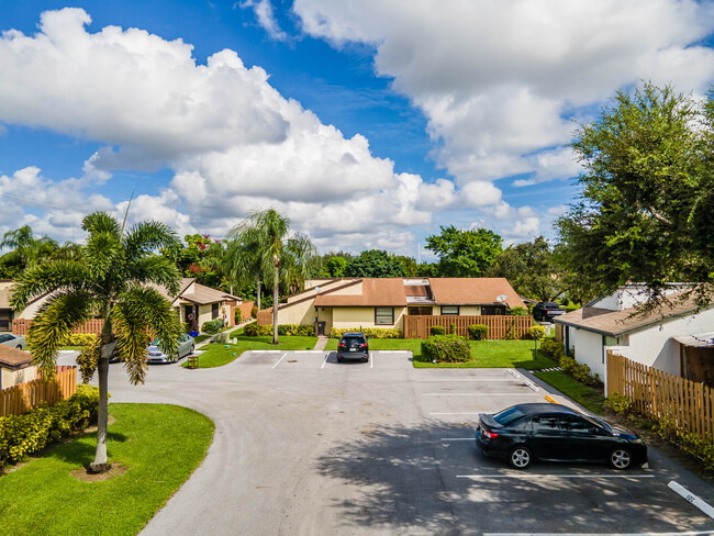 Foxwood Estates in West Palm Beach, FL - Building Photo - Building Photo