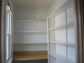 43 George St, Unit 2 floor in Bristol, CT - Foto de edificio - Building Photo