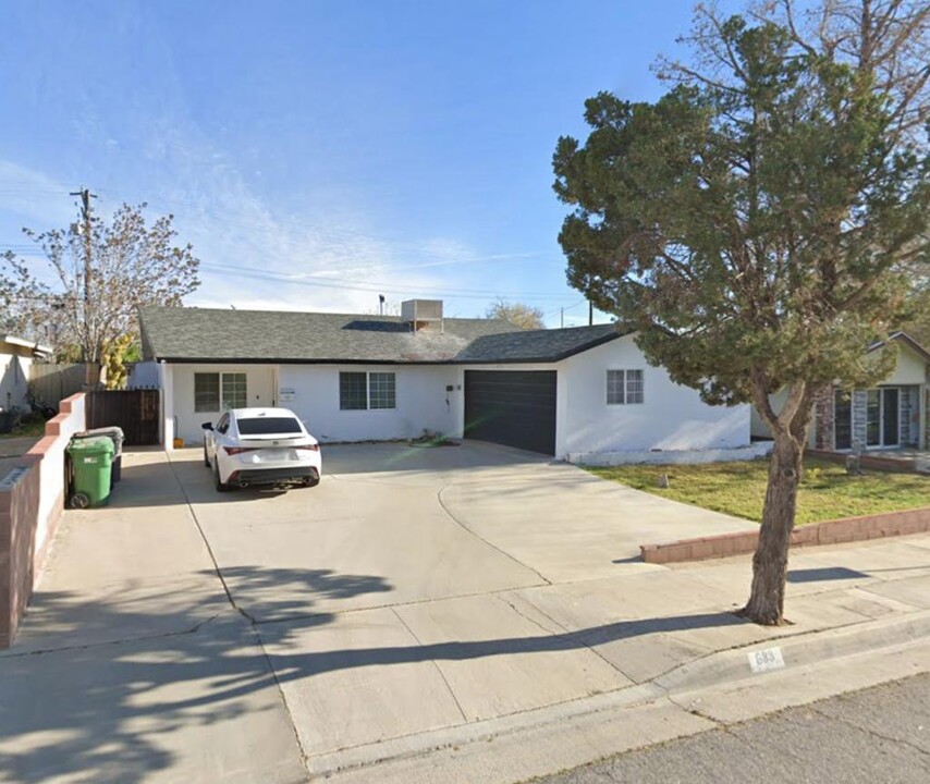 633 E Oldfield St in Lancaster, CA - Foto de edificio