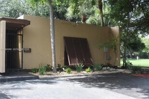 6713 Kingsmoor Way in Hialeah, FL - Building Photo