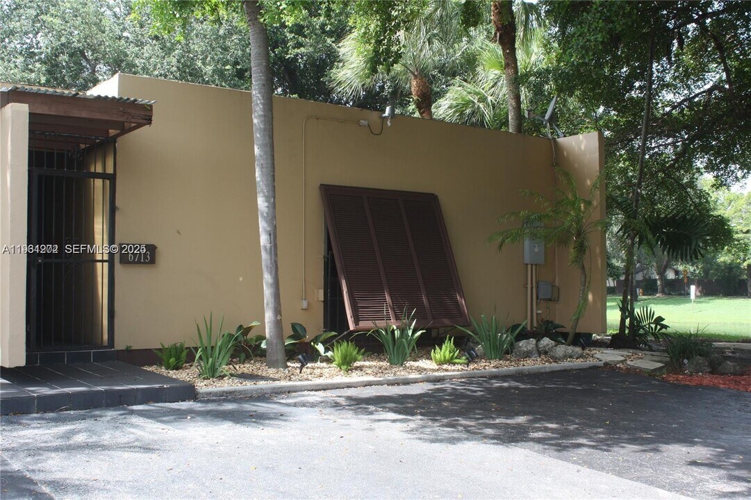 6713 Kingsmoor Way in Hialeah, FL - Building Photo