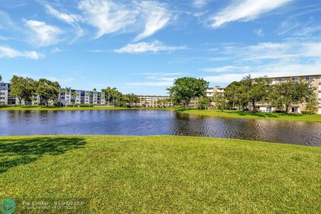 2240 N Cypress Bend Dr in Pompano Beach, FL - Building Photo - Building Photo