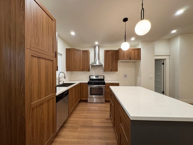 property at 814 W Poplar St