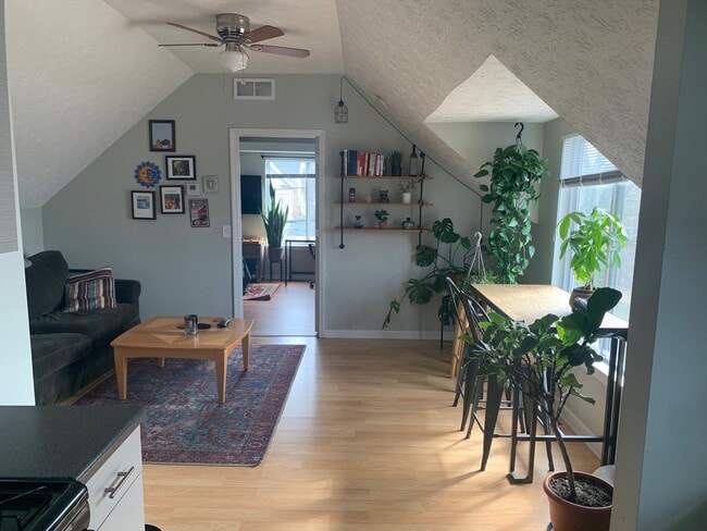 2166 W 34th Pl, Unit Upstairs