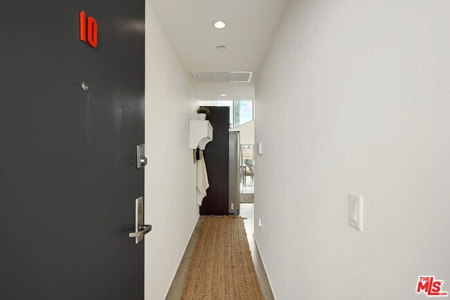 803 Wilcox Ave in Los Angeles, CA - Building Photo - Building Photo