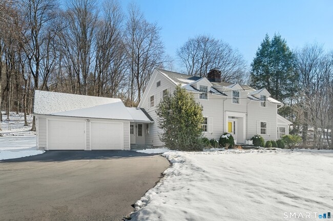 111 Lyons Plain Rd in Weston, CT - Building Photo - Building Photo