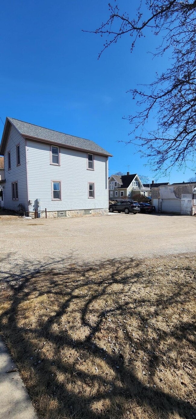 407 Fredonia Ave, Unit #407- Lower in Fredonia, WI - Foto de edificio - Building Photo