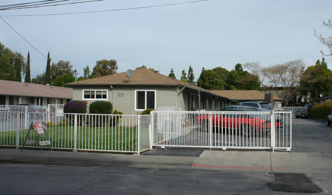 2237 Luz Ave in San Jose, CA - Foto de edificio - Building Photo