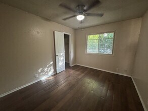 11019 Baywood St in San Antonio, TX - Foto de edificio - Building Photo