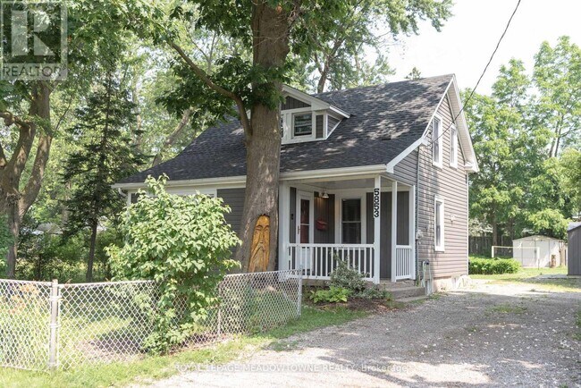 5853 McLeod Rd in Niagara Falls, ON - Building Photo - Building Photo