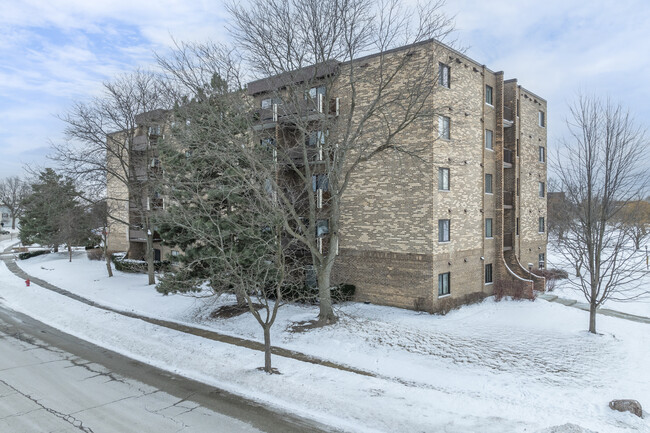 Village on the Lake in Elk Grove Village, IL - Foto de edificio - Building Photo