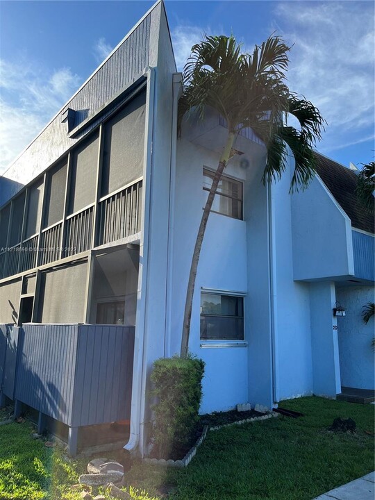 2800 S University Dr, Unit 2d in Davie, FL - Building Photo