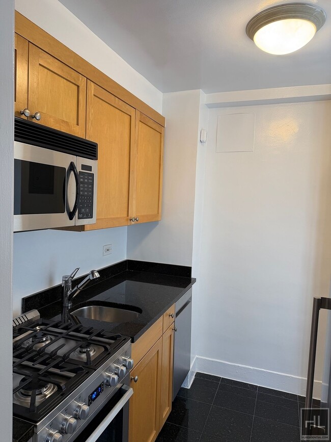 Christopher Street, Unit 4N in New York, NY - Building Photo - Building Photo