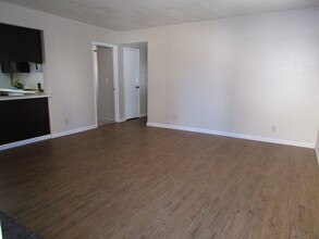 429 S Sunset St-Unit -A in Ridgecrest, CA - Foto de edificio - Building Photo