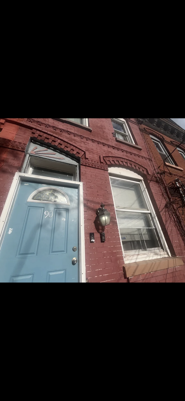 90 Prescott St, Unit 2 in Jersey City, NJ - Building Photo - Building Photo