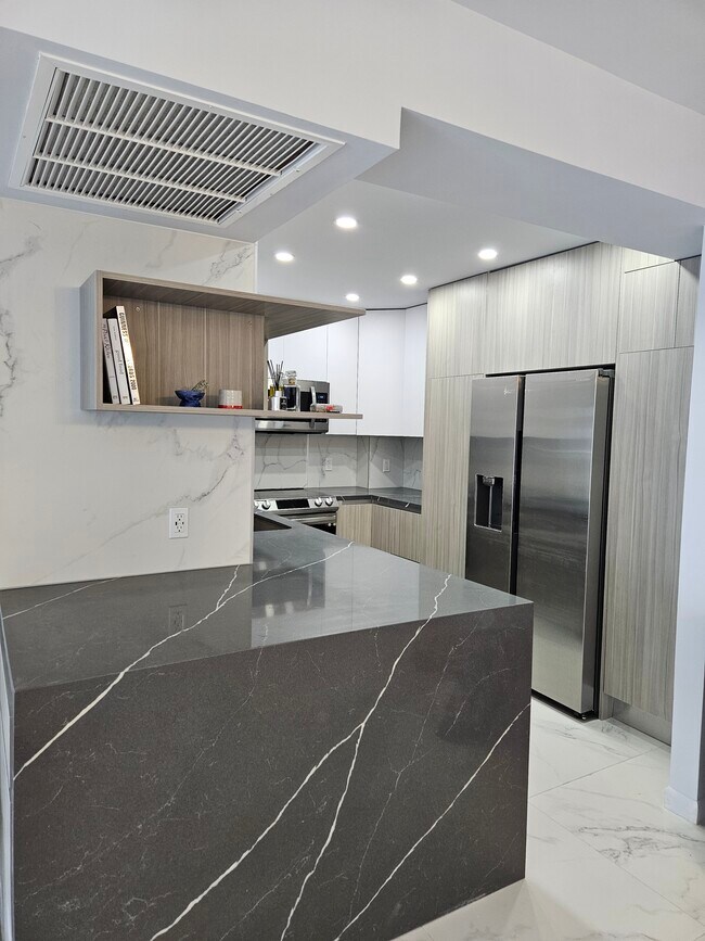 1965 S Ocean Dr, Unit 18 in Hallandale Beach, FL - Building Photo - Building Photo
