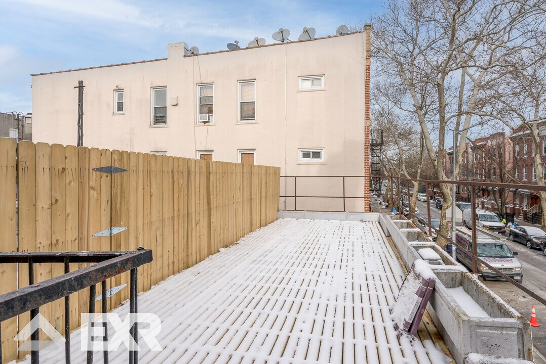847 Knickerbocker Ave, Unit 2R in Brooklyn, NY - Building Photo