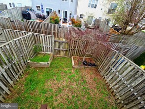 43036 Demerrit St in Chantilly, VA - Foto de edificio - Building Photo