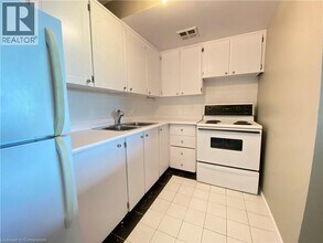 150 Charlton Ave E in Hamilton, ON - Building Photo - Building Photo