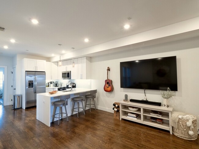 65 Border St in Boston, MA - Building Photo - Building Photo