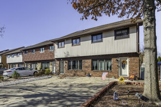 51 Rolling Hill Grn in Staten Island, NY - Foto de edificio - Building Photo