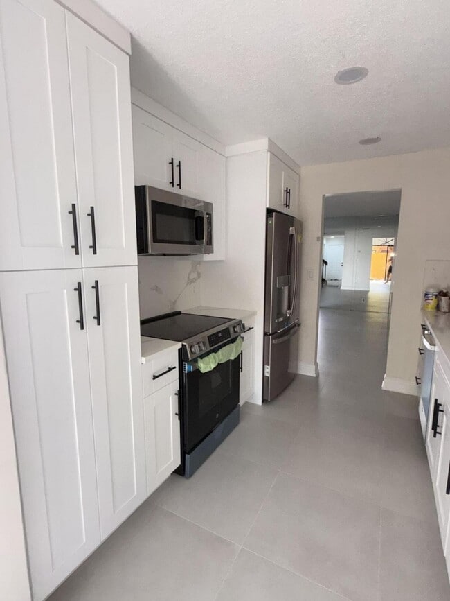 4538 NW 90th Ave in Sunrise, FL - Foto de edificio - Building Photo