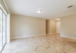 10535 Hollyglen Dr in Houston, TX - Foto de edificio - Building Photo