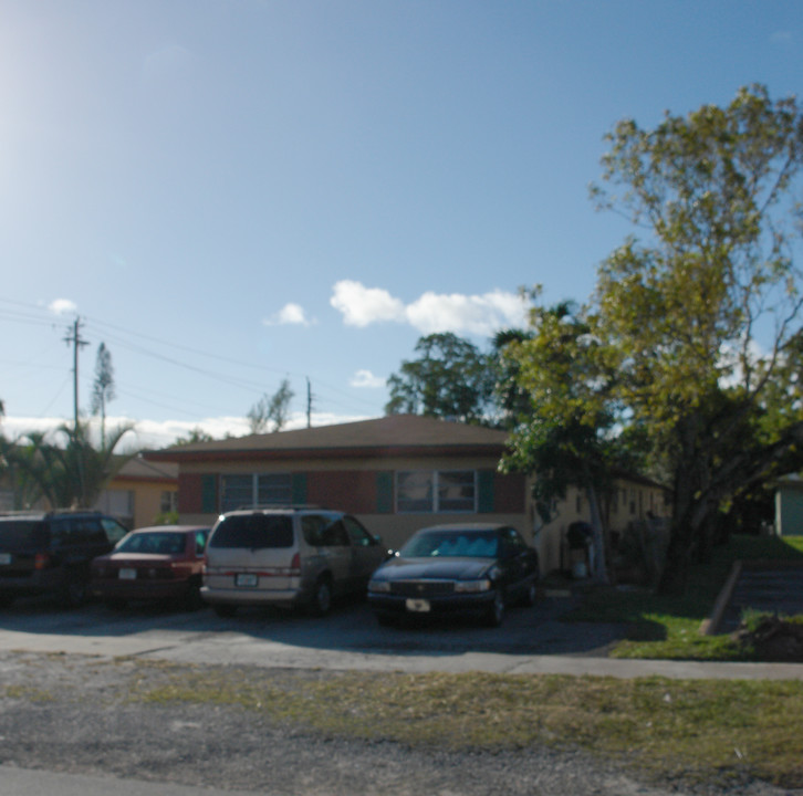 Filmore Courtyard in Hollywood, FL - Building Photo