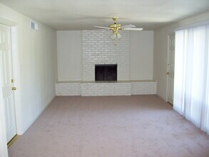 2817 E Hampton Way in Fresno, CA - Building Photo - Building Photo