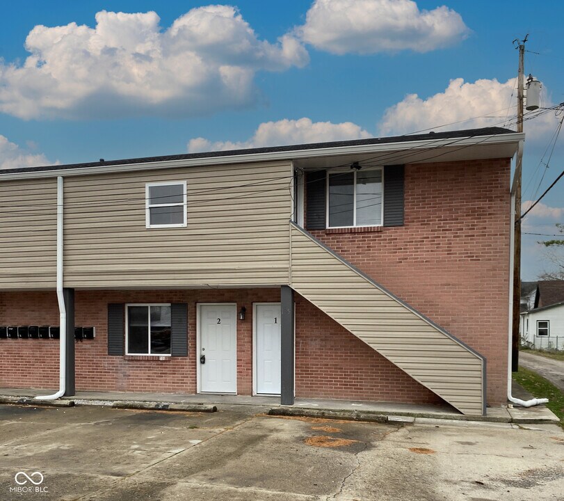 135 W Hendricks St in Shelbyville, IN - Building Photo