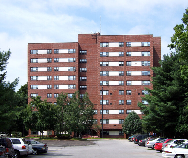 Earl Towers in Hudson Falls, NY - Foto de edificio - Building Photo