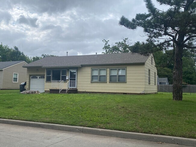 1443 E 49th Pl in Tulsa, OK - Foto de edificio - Building Photo