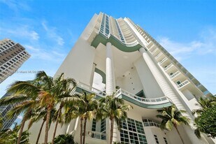 900 Brickell Key Blvd in Miami, FL - Building Photo