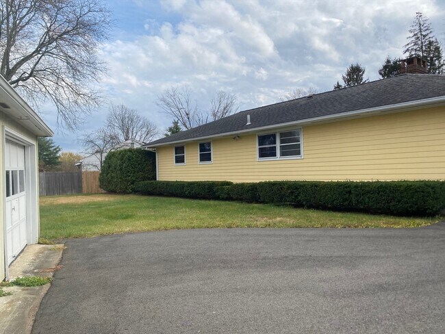 6 Highland Cir in Amherst, MA - Building Photo - Building Photo