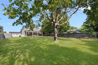 36 N Beacon Terrace in Middletown, RI - Building Photo - Building Photo