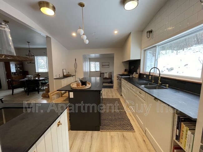 91 Main St W in Huntsville, ON - Building Photo - Building Photo