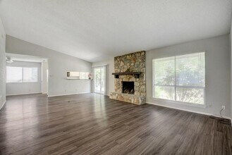 10410 Broken Shoe Trail in Austin, TX - Building Photo - Building Photo