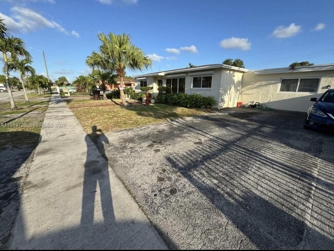 510 W 36th Pl in Hialeah, FL - Building Photo - Building Photo