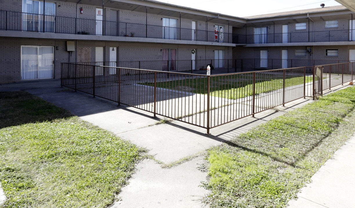 Capri Villa Apartments in Dallas, TX - Building Photo